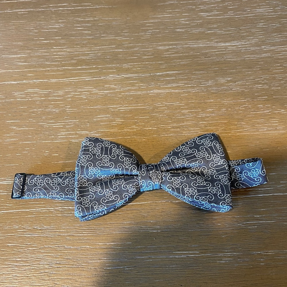 Silk grey bow tie